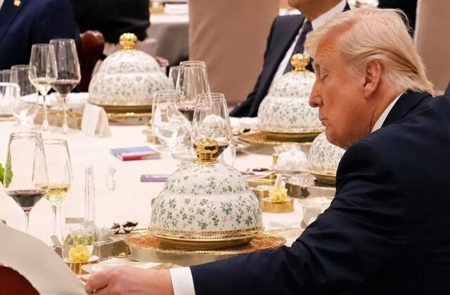Şi masadan kalktı, Trump dayanamayıp gizlice defterini karıştırdı