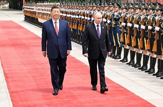 Şi’den Trump’a üstü kapalı gönderme! Putin’i kırmızı halıyla karşıladı