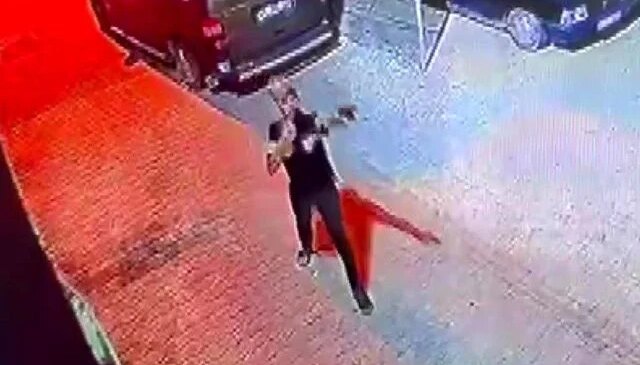 Silahı ateş almayınca panikledi, sonra yeniden ateş açtı… O anlar kamerada