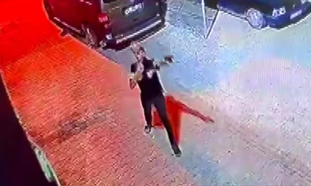 Silahı ateş almayınca panikledi, sonra yeniden ateş açtı… O anlar kamerada