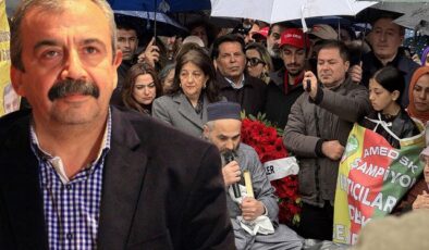 Sırrı Süreyya Önder vefatının birinci yılında kabri başında anıldı