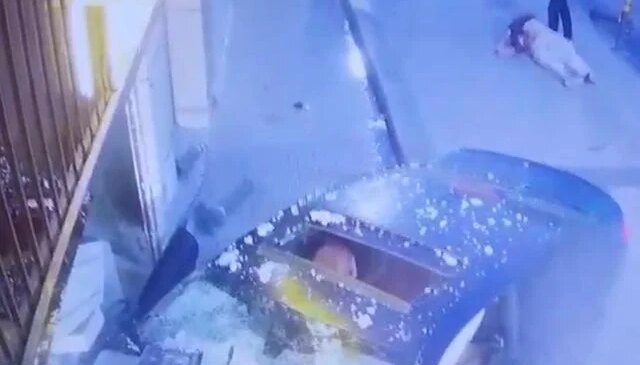 Şişli’de kontrolden çıkan lüks otomobil dükkana daldı: O anların görüntüsü ortaya çıktı