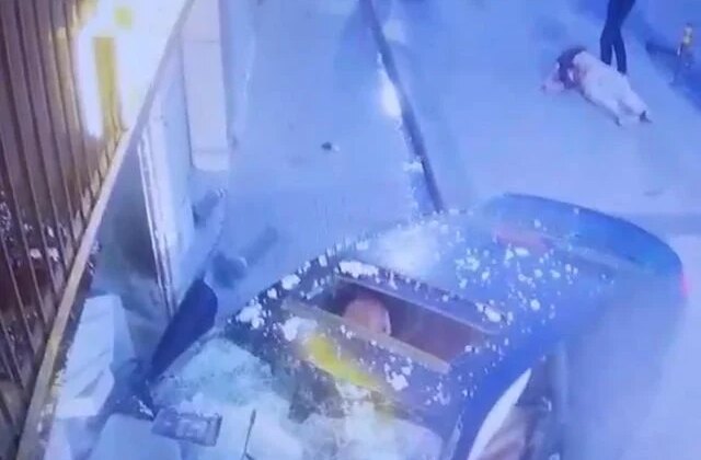Şişli’de kontrolden çıkan lüks otomobil dükkana daldı: O anların görüntüsü ortaya çıktı