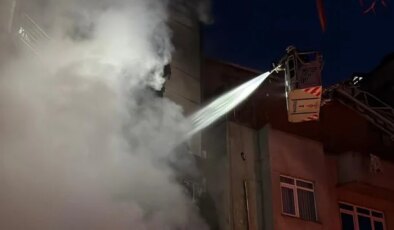 Şişli’de motosiklette çıkan yangın, iş yerini ve binanın dış cephesini sardı