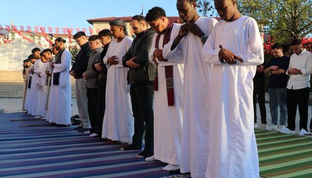 Yöresel kıyafetleriyle tarihi camide bayram namazı kıldılar