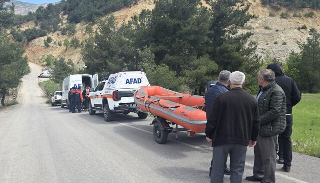 Kız çocuğu kazanın şokuyla kendini çaya attı, akıntıya kapılıp kayboldu