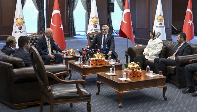 Siyasi partilerde bayramlaşma trafiği! AK Parti ve CHP sürpriz yaptı