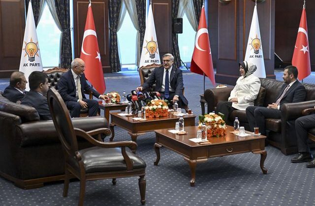 Siyasi partilerde bayramlaşma trafiği! AK Parti ve CHP sürpriz yaptı