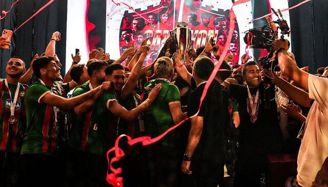 Süper Lig’e yükselen Amedspor şampiyonluk kupasını ‘Diren ha’ şarkısı eşliğinde kaldırdı