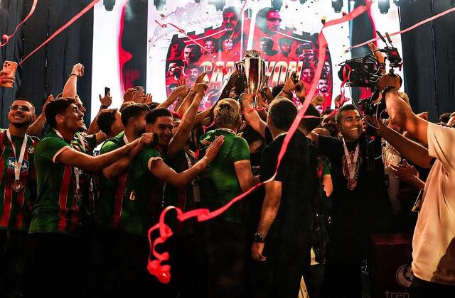 Süper Lig’e yükselen Amedspor şampiyonluk kupasını ‘Diren ha’ şarkısı eşliğinde kaldırdı