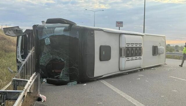 Susurluk’ta yolcu otobüsü devrildi: 25 yaralı