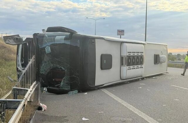 Susurluk’ta yolcu otobüsü devrildi: 25 yaralı