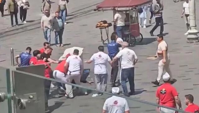 Taksim’de kazmayla esnafa saldırdılar; tekme tokat dayak yediler