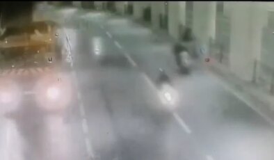 Taksim’de motosikletiyle duvara çarpan Ömer’in hayatını kaybettiği kaza kamerada