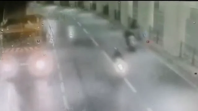 Taksim’de motosikletiyle duvara çarpan Ömer’in hayatını kaybettiği kaza kamerada