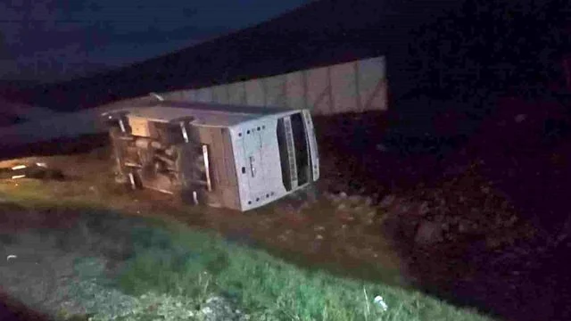 Taraftarları taşıyan midibüs devrildi, 27 taraftar yaralandı