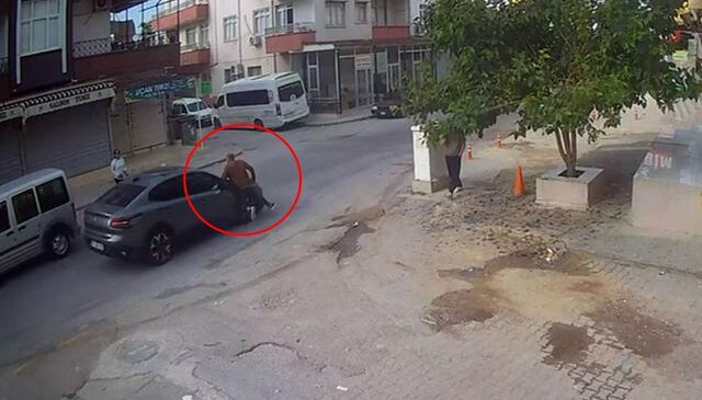 Yakınına el sallarken yola çıktığı sırada otomobil çarptı