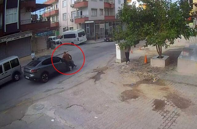 Yakınına el sallarken yola çıktığı sırada otomobil çarptı