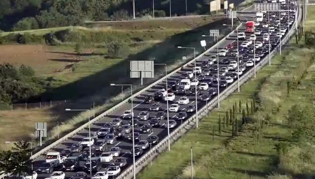 Tatilciler dönüş yolunda! Tekirdağ ve İzmit yolunda trafik kilit