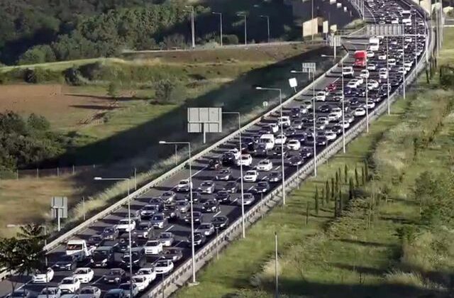 Tatilciler dönüş yolunda! Tekirdağ ve İzmit yolunda trafik kilit