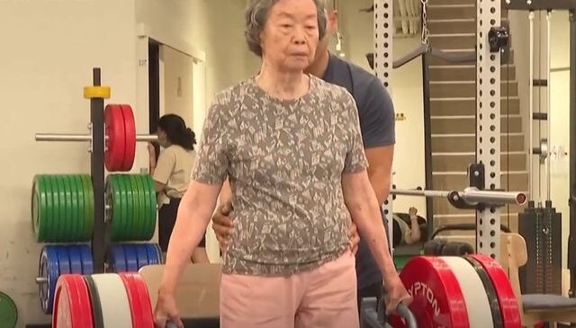 Tayvanlı nineler spor salonunda antrenman yapıyor