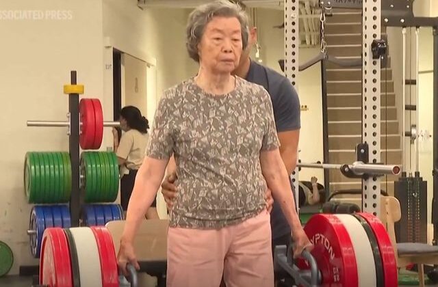 Tayvanlı nineler spor salonunda antrenman yapıyor