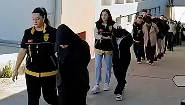 Telefonda kendilerini kamu görevlisi olarak tanıtıp, 14 milyon lira dolandıran çete çökertildi