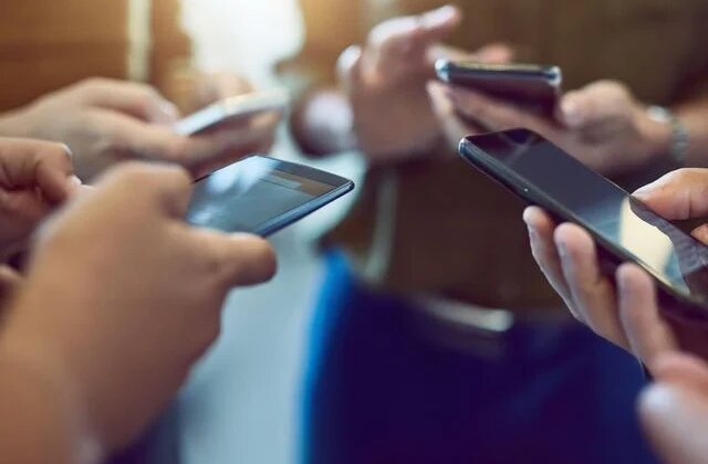 Telefonlara gelen mesaj endişe yarattı: Savaşa mı giriyoruz?