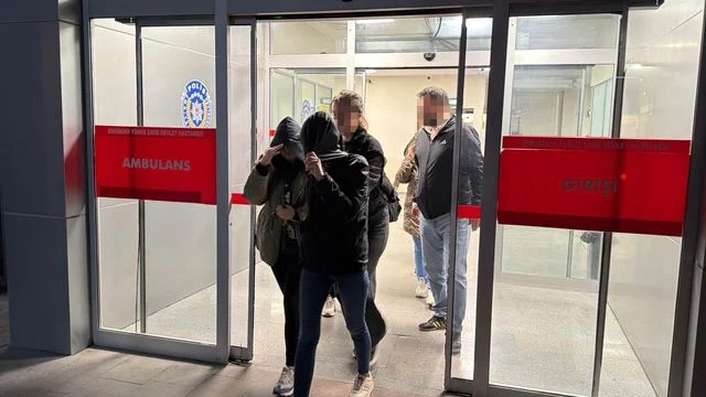 Eskişehir’deki yolsuzluk operasyonunda gözaltına alınan şüpheliler sağlık kontrolünden geçirildi