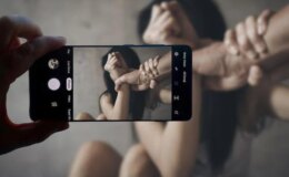 TikTok’ta 11 yaşındaki kızının müstehcen görüntülerini paylaşan anneye gözaltı