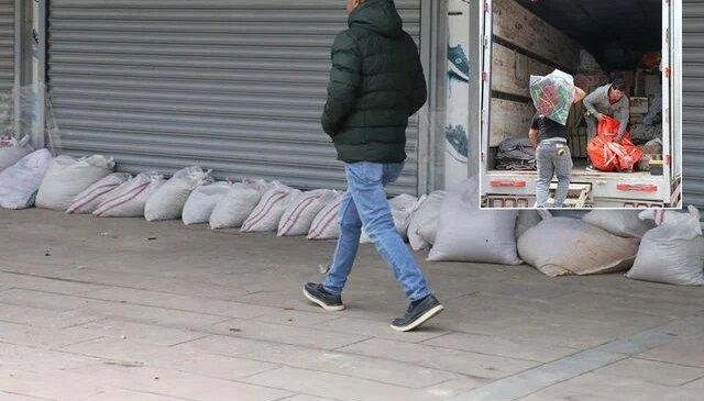 Almus Barajı’nda taşkın alarmı! Esnaf önlem aldı, tahliyeler başladı