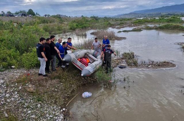 Tokat’ta elektrikli bisikletle Kelkit Çayına düşen 4 gençten 2’si kayıp