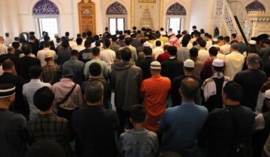 Tokyo’da bayram coşkusu taştı! Cemaat avluya sığmadı, namaz 3 kere kılındı