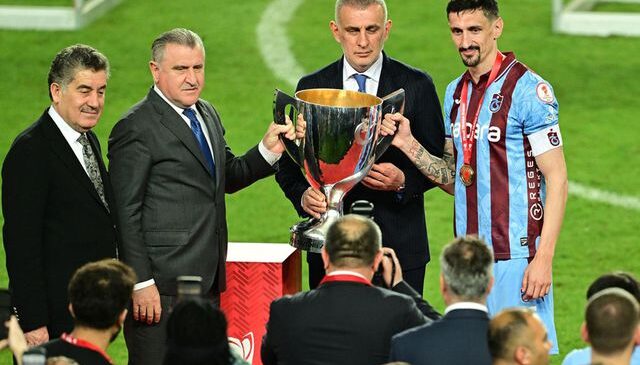 Polemik yaratan görüntü! Trabzonspor’a şampiyonluk kupasını İbrahim Hacıosmanoğlu verdi