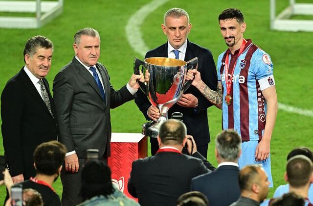 Polemik yaratan görüntü! Trabzonspor’a şampiyonluk kupasını İbrahim Hacıosmanoğlu verdi