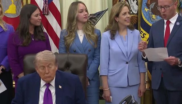 Trump, Oval Ofis’teki etkinlik sırasında uyukladı