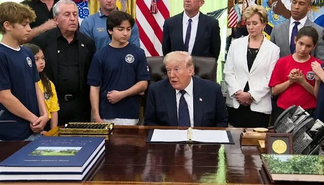 Trump’tan yanındaki çocuklara “İran” mesajı