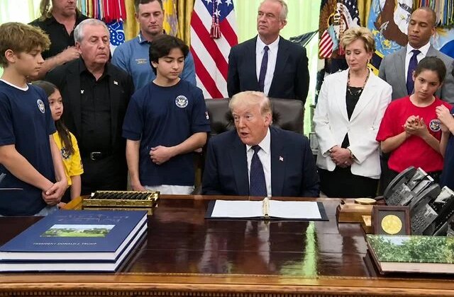 Trump’tan yanındaki çocuklara “İran” mesajı