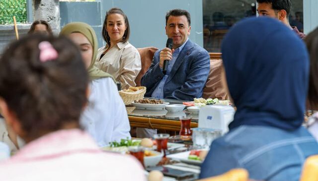 Tunceli Valisi Şefik Aygöl’den öğrencilere bayram sürprizi