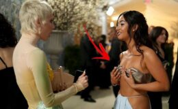 Türk Modacı “Heykelimsi” üstsüz elbisesi ile Met Gala’ya damga vurdu