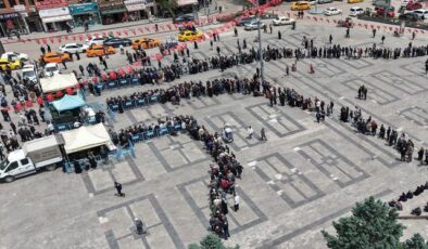 Ücretsiz fideyi duyan koştu, saatler öncesinden sıraya girdiler