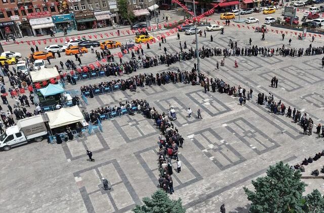 Ücretsiz fideyi duyan koştu, saatler öncesinden sıraya girdiler