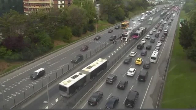 Üsküdar’da metrobüsün motor kısmında yangın çıktı