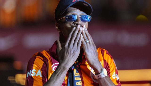 Wilfried Zaha beklenen imzayı atıyor