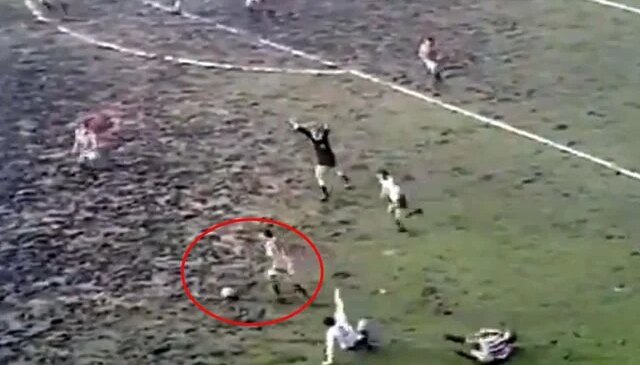 Yıllar sonra ortaya çıkan görüntü! Saha ayrı, oynanan futbol ayrı olay