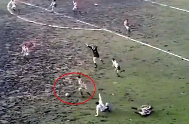 Yıllar sonra ortaya çıkan görüntü! Saha ayrı, oynanan futbol ayrı olay