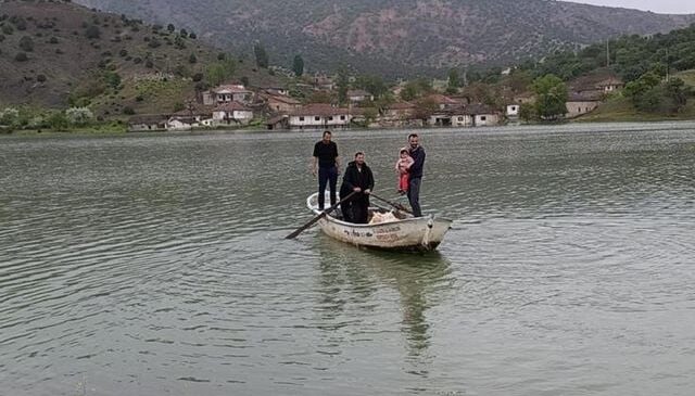 Böylesi görülmedi! Yağışlar sonrası köyün kara ile bağlantısı kesildi