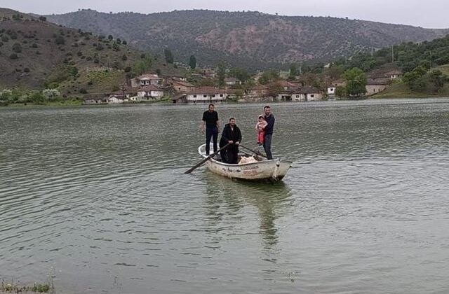 Böylesi görülmedi! Yağışlar sonrası köyün kara ile bağlantısı kesildi