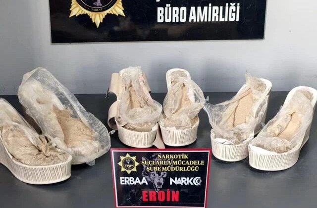 Kadın ayakkabılarının içinden uyuşturucu çıktı