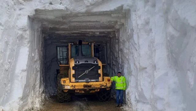 Yüksekova’da Mayıs ayında 6 metrelik kar mesaisi: İş makineleri kar tünellerinde kayboldu